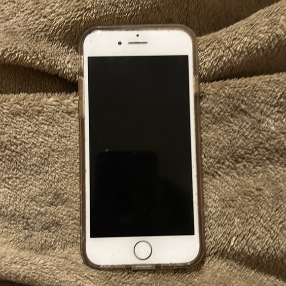 iPhone 6 / no cracks / works good / even comes with case